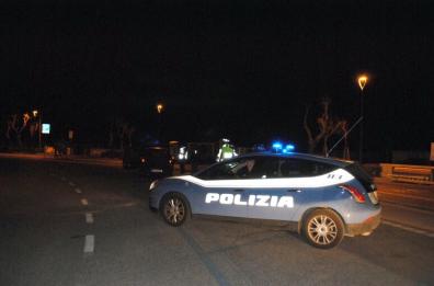Canosa di Puglia, forza un posto di blocco e investe un poliziotto: arrestato un 26enne