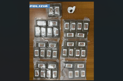 Taranto, bloccati con oltre tre chili e mezzo di hascisc in auto: arrestati due giovanissimi Taranto, bloccati con oltre tre chili e mezzo di hascisc in auto: arrestati due giovanissimi