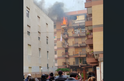 Barletta, incendio in un appartamento: salvata dai vigili del fuoco una 81enne sola in casa VIDEO