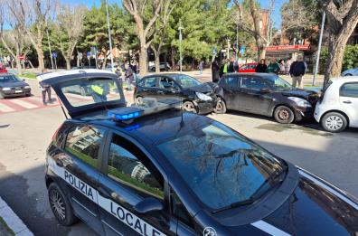 Foggia, perde il controllo dell'auto e tampona 5 auto parcheggiate: uomo in codice rosso dopo un malore VIDEO Foggia, perde il controllo dell'auto e tampona 5 auto parcheggiate: uomo in codice rosso dopo un malore VIDEO