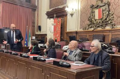 Canfora a Bari: «Il fascismo non è solo storia, CasaPound ne è prova». E Leccese annuncia: «Piazza V. Emanuele III sarà intitolata a Pertini» Canfora a Bari: «Il fascismo non è solo storia, CasaPound ne è prova». E Leccese annuncia: «Piazza V. Emanuele III sarà intitolata a Pertini»