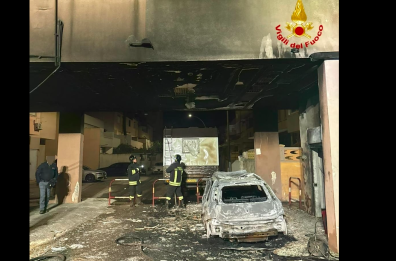 Brindisi, a Corte Sele l'incendio di un'auto: danni ad un'altra vettura, a un camper e allo stabile FOTO