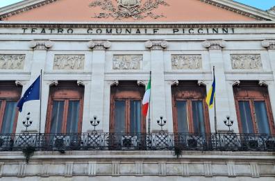Bari ricorda l&rsquo;Ucraina a quattro anni dall&rsquo;invasione: bandiera sul Comune e il presidio in Corso Vittorio Emanuele VIDEO