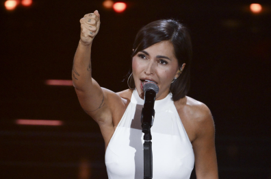 Sanremo 2026 al via: la voce di Pippo Baudo apre la puntata, sul palco Tiziano Ferro e Olly. La stampa premia Arisa, Fulminacci, Serena Brancale, Ditonellapiaga, Fedez&Masini