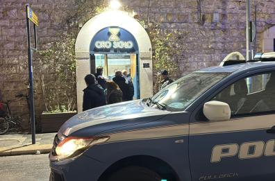 Bitonto, rapina in una gioielleria: titolari picchiati e costretti ad aprire la cassaforte a colpi di pistola e martello FOTO/VIDEO