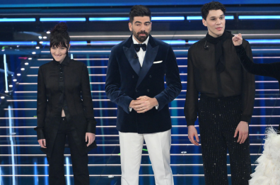 Sanremo, la top 5 della terza serata: Arisa, Sayf, Luch&eacute;, Serena Brancale, Sal Da Vinci. Nicol&ograve; Filippucci vince la categoria Nuove Proposte