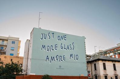 &laquo;Just one more glass, amore mio&raquo;: a Bari spunta un nuovo artwall in viale Unit&agrave; d'Italia