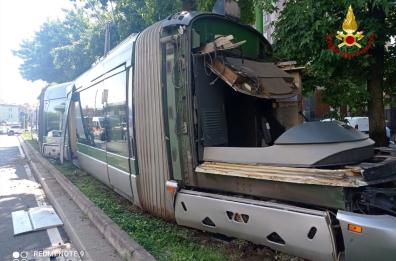 Tram deragliato a Milano si schianta su un palazzo: 2 morti e 41 feriti VIDEO