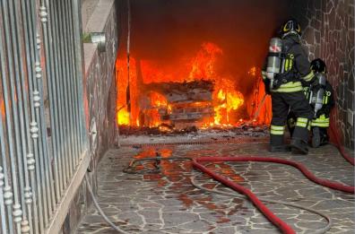 Casamassima, scoppia l'incendio in un'autorimessa: a fuoco trattori e furgoni, un intossicato Casamassima, scoppia l'incendio in un'autorimessa: a fuoco trattori e furgoni, un intossicato