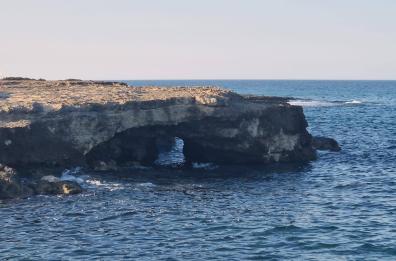 Erosione costiera in Puglia, crolla parte di un costone roccioso a Torre Pozzelle: &laquo;fenomeni in aumento&raquo;