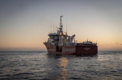 Luned&igrave; a Bari sbarca la nave di Emergency con 14 migranti a bordo