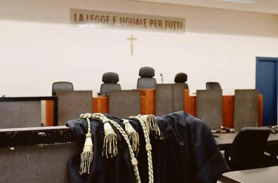 Taranto, coltelli e pistola per terrorizzare moglie e figlia: condannato 43enne