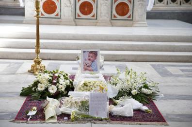 Nola in lacrime per l'ultimo saluto del piccolo Domenico: morto per un trapianto sbagliato. Presente ai funerali anche la premier Meloni