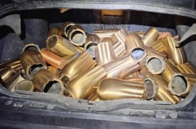 Rubano 47 fioriere in ottone dal cimitero di Ginosa: in due in fuga sulla statale, arrestati