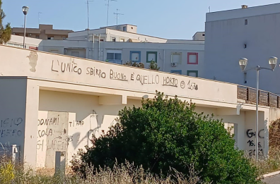 &laquo;Fabio Spada muori&raquo;, compaiono scritte intimidatorie contro il sindaco di Statte nel quartiere ex 167