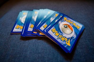 Veglie, in due rapinano un venditore di carte Pokemon: provano a fuggire con la Tesla ma non sanno avviarla