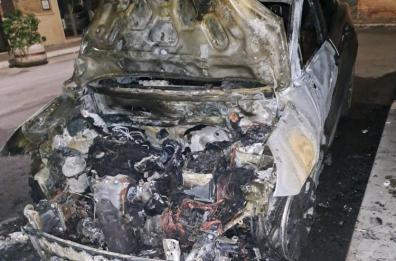 Lucera, in fiamme l'auto del comandante della polizia locale: &laquo;Non dobbiamo avere paura&raquo;