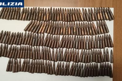 Brindisi, trovati 119 proiettili di kalashnikov nascosti nelle campagne: indaga la polizia
