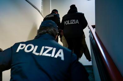 Matera, trovati con droga e un ordigno in casa: arrestati un 35enne e un 44enne