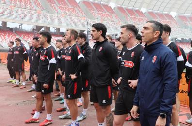 Bari calcio, i tifosi vanno a trovare la &laquo;loro&raquo; squadra alle prese con gli allenamenti al San Nicola VIDEO