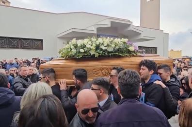 L'ultimo saluto a Loris Costantino, operaio morto all&rsquo;ex Ilva: lutto e dolore per una comunit&agrave; intera FOTO