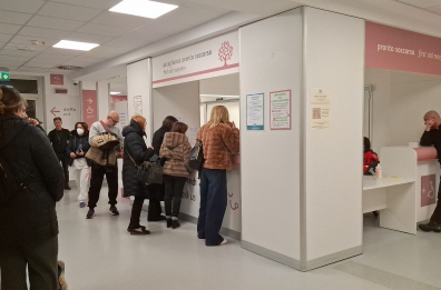 Pretendeva una &laquo;Tac&raquo; alla madre, pregiudicato aggredisce medico e infermiera al Policlinico di Bari: arrestato 