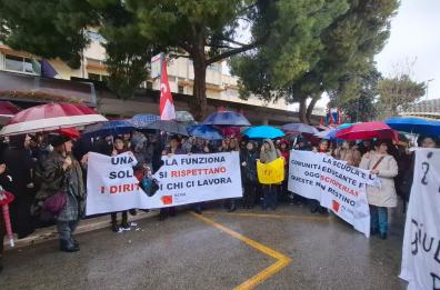 Bari, lo sciopero al &laquo;Giulio Cesare-Romanazzi&raquo;: a manifestare docenti e personale Ata dell'istituto  FOTO/VIDEO