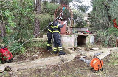 Brindisi, scoperta una base di stoccaggio e smantellamento: i pompieri recuperano targhe di auto in una cisterna Brindisi, scoperta una base di stoccaggio e smantellamento: i pompieri recuperano targhe di auto in una cisterna