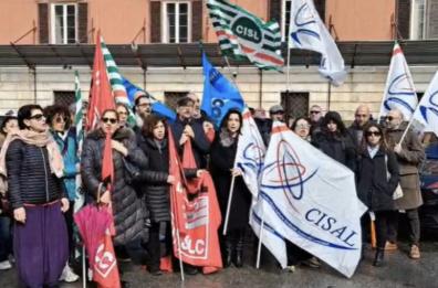 Bari, la protesta dei musicisti del Petruzzelli: «Contratto fermo da 20 anni e stipendi vicini alla povertà» FOTO Bari, la protesta dei musicisti del Petruzzelli: «Contratto fermo da 20 anni e stipendi vicini alla povertà» FOTO