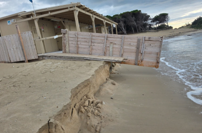 Erosione delle coste, l'allarme dei balneari: &laquo;Aperture a rischio per met&agrave; dei lidi salentini&raquo;