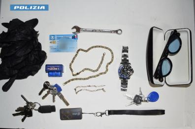 Lecce, arrestato topo di appartamento: aveva rubato le chiavi dall'auto del padrone di casa