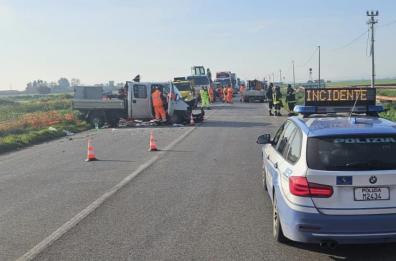 Scontro frontale tra due veicoli sulla Ss16: quattro feriti e traffico in tilt