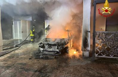 Cellino San Marco, una Range Rover prende fuoco in via Po: nessun ferito