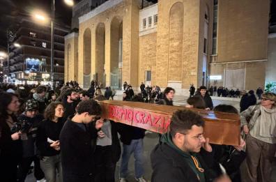Bari, gli studenti scendono per strada con una &laquo;bara&raquo; sulle spalle: &laquo;&Egrave; morta la Democrazia&raquo;