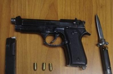 Taranto, ai domiciliari lancia dalla finestra una pistola e un coltello: 20enne va in carcere