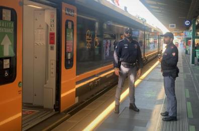 In 15 aggrediscono 24enne sul Regionale Foggia-Bari, identificati 14 minorenni: avevano messo video sui social