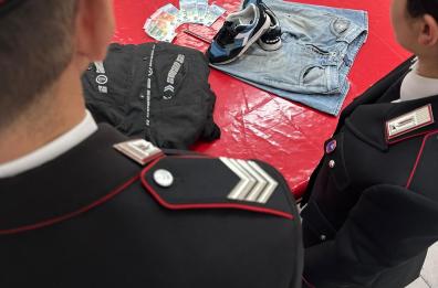 Carosino, punta taglierino alla gola della cassiera e rapina un supermercato: arrestato 48enne