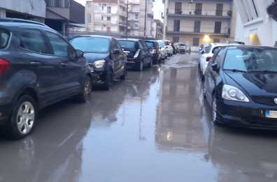 Bari, al San Pasquale la griglia non funziona e la via si allaga. Scaramuzzi: «Verificheremo le pertinenze» Bari, al San Pasquale la griglia non funziona e la via si allaga. Scaramuzzi: «Verificheremo le pertinenze»