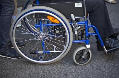 Foggia, si offrono di spingere la carrozzina a un disabile e lo rapinano: arrestati due giovani