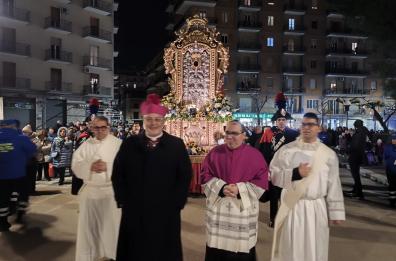 Foggia celebra il Sacro Tavolo dell’Iconavetere: grande partecipazione in centro storico Foggia celebra il Sacro Tavolo dell’Iconavetere: grande partecipazione in centro storico