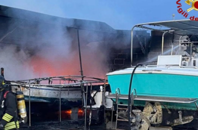 Gallipoli, in fiamme decine di imbarcazioni in un cantiere nautico: l'incendio doloso in via vicinale Nanni