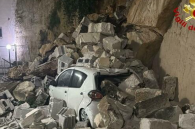 Lecce, frana la parete perimetrale di un condominio e i detriti seppelliscono auto in sosta