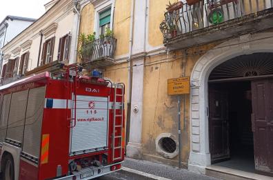 Foggia, crolla il solaio tra due piani di una palazzina: evacuate all'alba le famiglie 