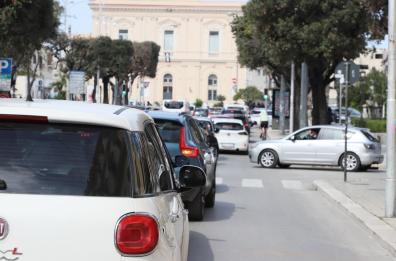 Bari presa d'assalto dai turisti: lunghe file al Teatro Margherita tra il traffico cittadino