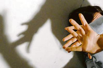 Minaccia e aggredisce la compagna davanti ai figli: 24enne condannato a 4 anni nel Brindisino