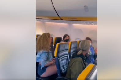 Divent&ograve; virale per la lite sul volo Ryanair, ora la barese condannata anche per minacce agli agenti: &laquo;Sbirro togli quei video&raquo;