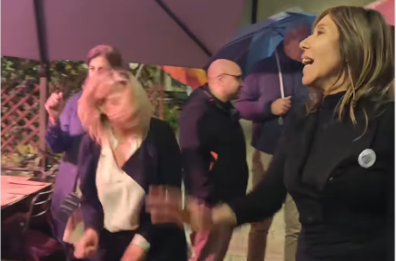 Referendum, a Lecce si festeggia ballando sulle note di Nada: in piazza anche Maraschio e De Castris VIDEO