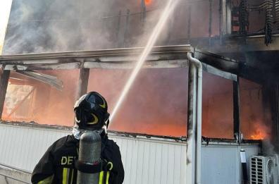Bari, un incendio devasta la Pizzeria Da Nico al Sant'Anna: evacuate sedici famiglie, locali sotto sequestro VIDEO