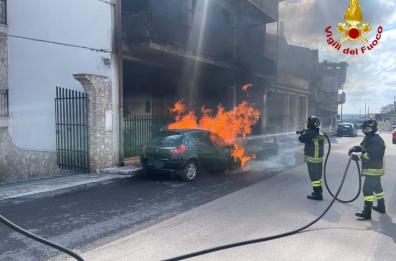Oria, auto in transito prende fuoco: illeso il conducente