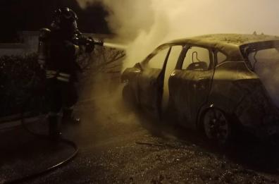 Scorrano, in fiamme auto di un'infermiera nella notte: l'ipotesi &egrave; di un'azione dolosa